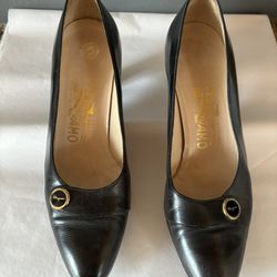 Salvatore Ferragamo Preowned Women’s Black Leather Logo Button Tab Pumps. Size 7.5