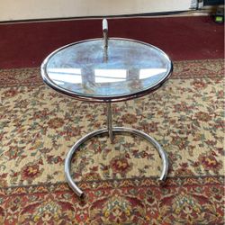 Little End Table With Lifting Option