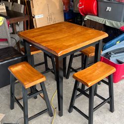 Table And 4 Barstools 