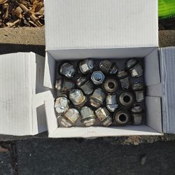 Lugs Nuts, In Very Good Condition! For Car With 20 Of Them