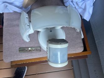 Free motion sensor floodlight with bracket