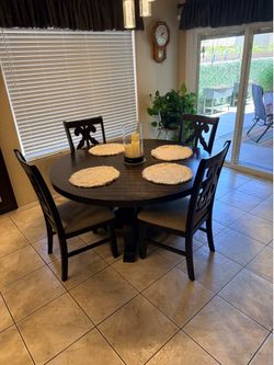 Round Solid Wood Dining Table Set – 4 Chairs – Excellent Condition – $350 OBO