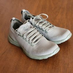 APL Techloom Breeze Shoes Womens Size 6.5 Gray Knit Running Lightweight 
Sneakers. Perfect shape, wore once inside the house.
See the photos
Weight 13