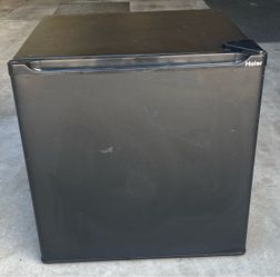 Mini Rridge Haier 1.66-cu ft Mini Fridge with Freezer (Black)