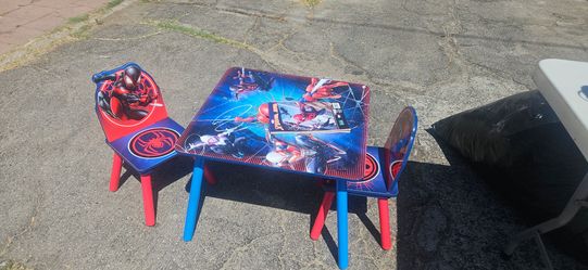 Spiderman table and 2 chairs