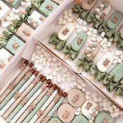 ✨ Sweetness overload! ✨ These custom teddy bear-themed cakesicles are almost too cute to eat! 