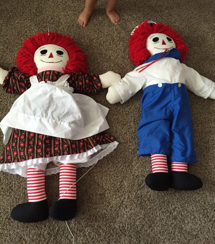 Raggedy Ann and Andy dolls