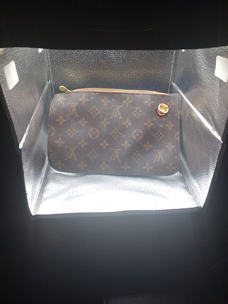 Louis Vuitton. Makeup Bag.