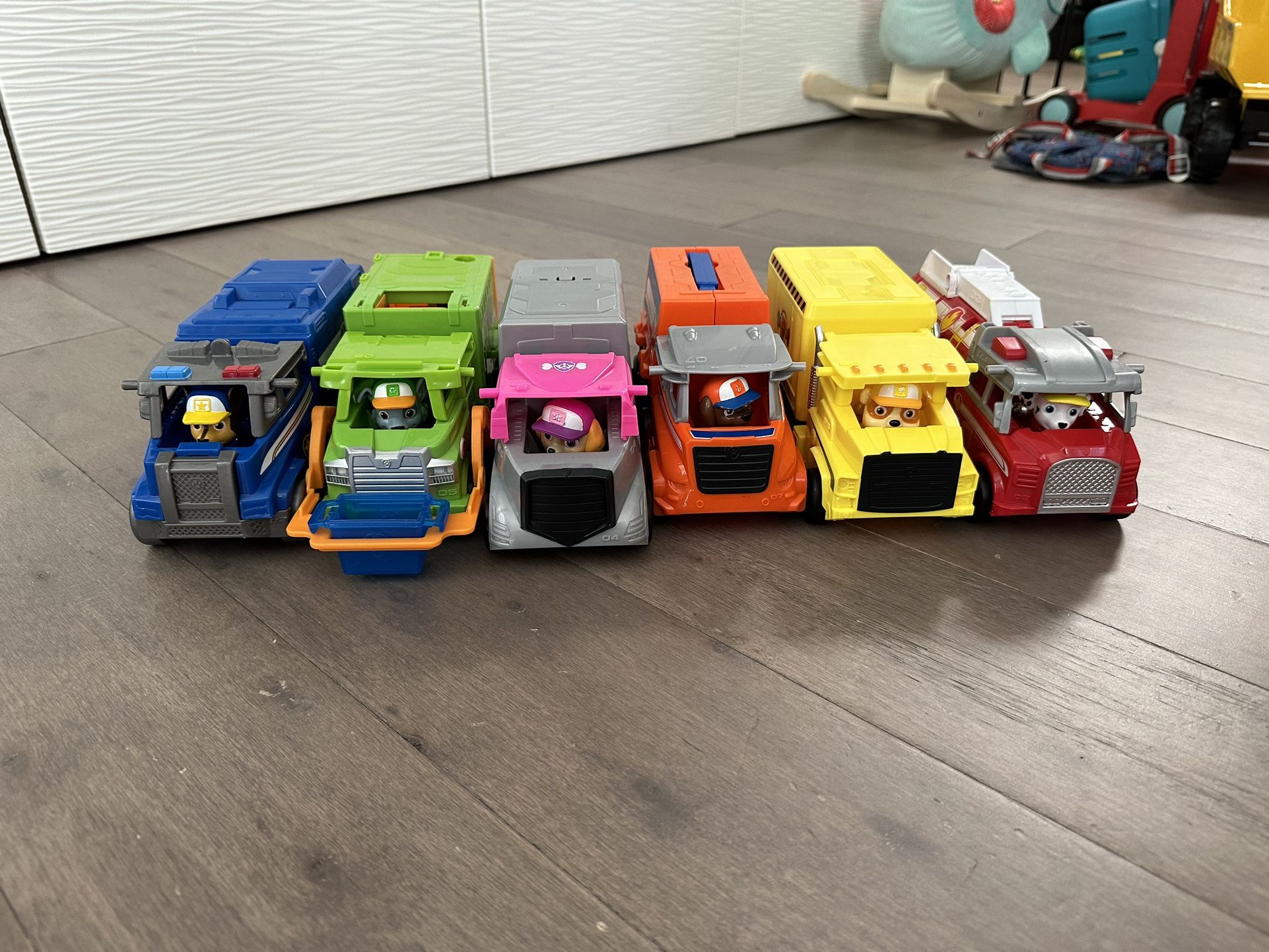 Paw Patrol Big Truck Pups Truck Stop HQ & Complete Truck Set