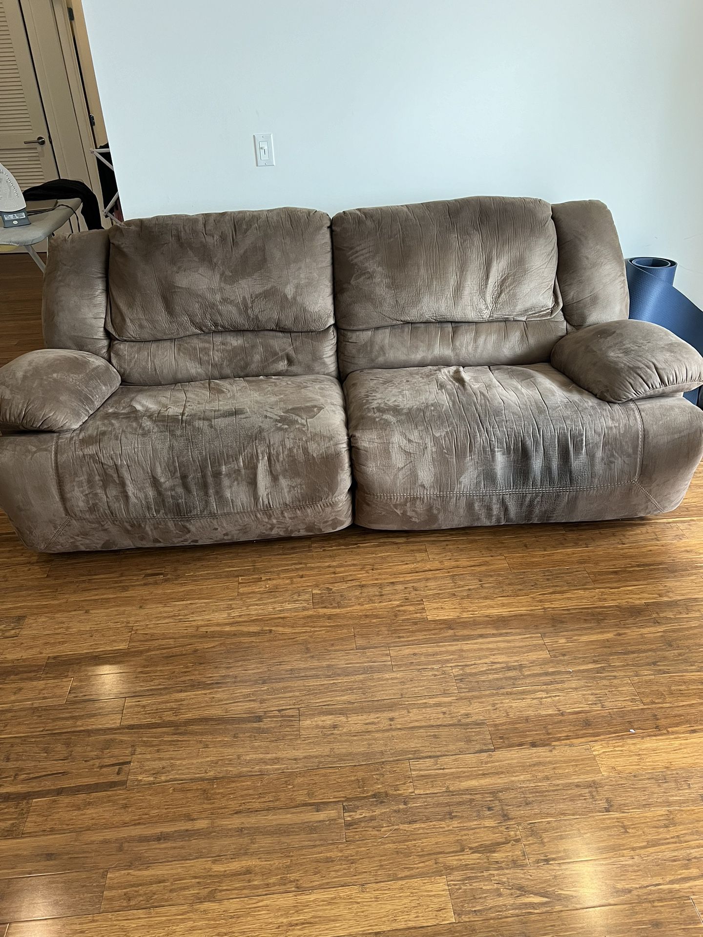 FREE Comfortable Cushiony 7.5 FT Recliner 