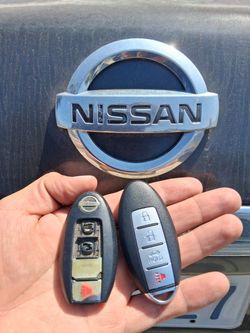 Car Keys And Remotes  / Llaves De Carro Y Controlles