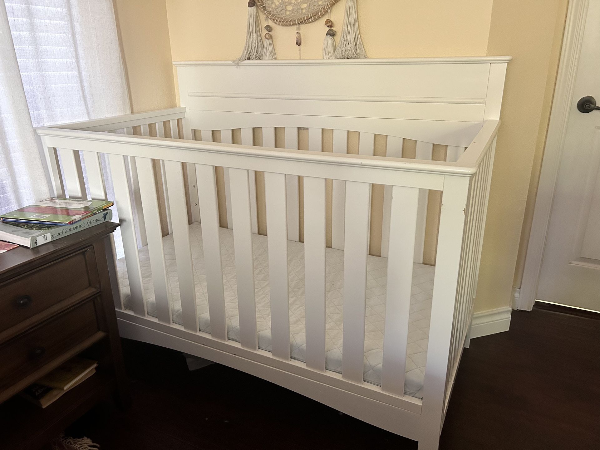 Baby/toddler Crib and Mattress 