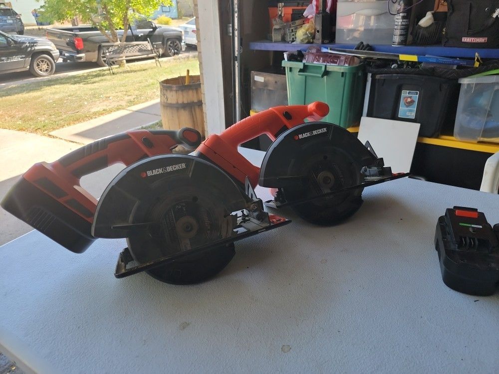 2 Saws Black y Decker Work Good N 3 Batterys