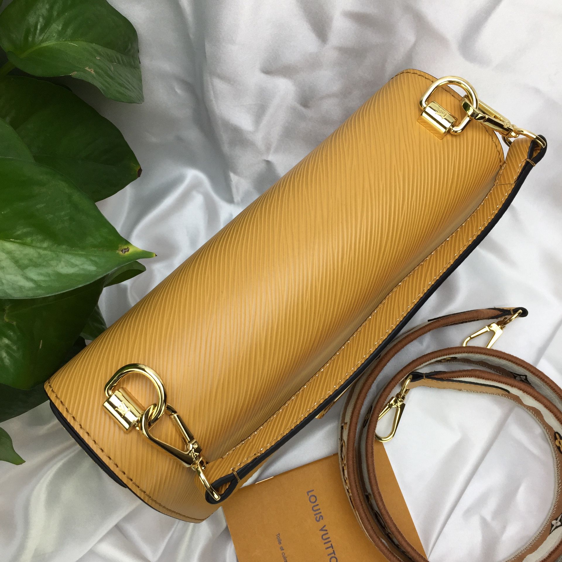Louis Vuitton Twist MM Monogram Blossoms Honey Gold Women's Handbag for  Sale in De Motte, IN - OfferUp