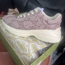 Gucci shoes new in the box size 11 free delivery 350$ or trade ? No shoes