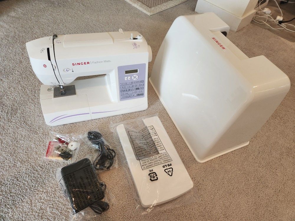 New SINGER® FASHION MATE™ 5560 Computerized Sewing Machine