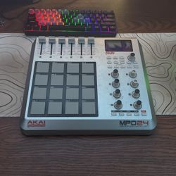 AKAI mpd24 drumpad machine 