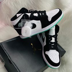 Men’s Black & White Mid-Top Sneakers – Mint Green Sole | Stylish Streetwear Basketball Shoes | Size 8.5