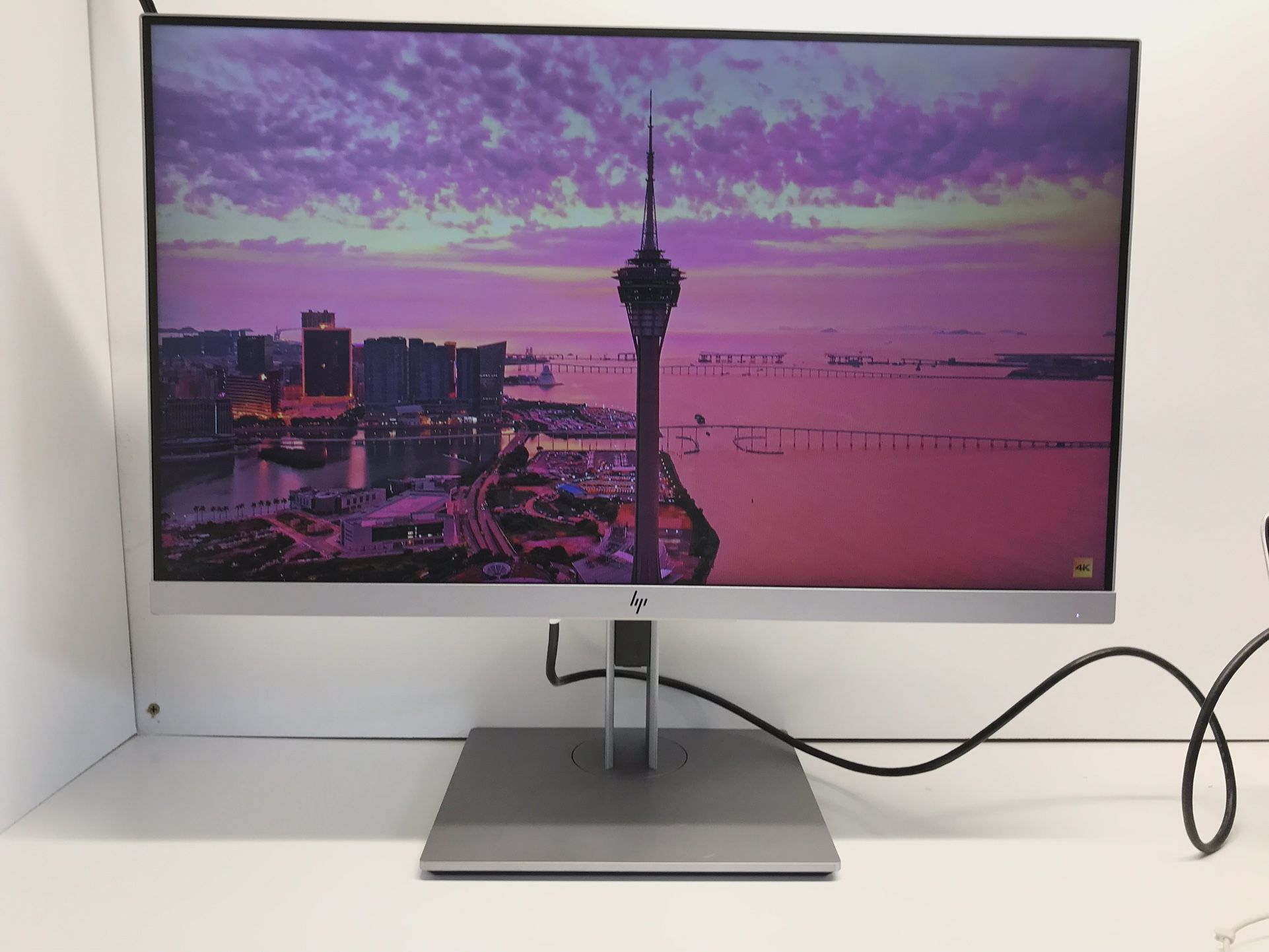 **HP EliteDisplay E243 24" Widescreen Slim Bezel.** *Full HD (1920 x 1080). ** Price $70