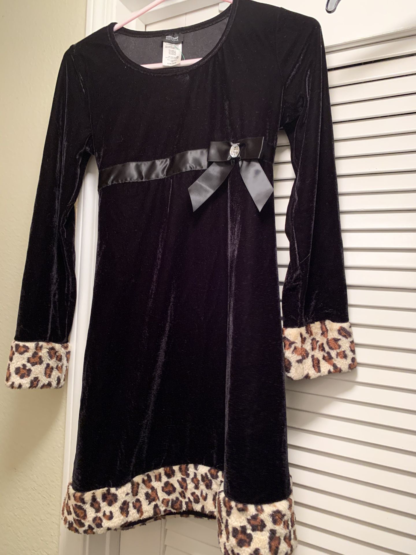 New girls holiday black velvet dress. Tie back with zipper. Size girls 12/16. Faux fur on hem and arms.