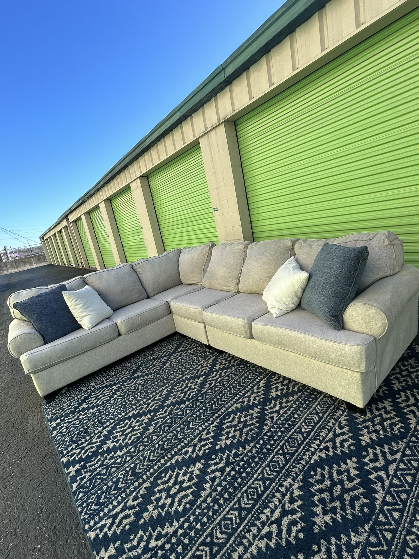 Light Beige Sectional 🛻Delivery available🛻