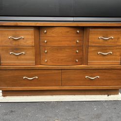 Fashion Trend Johnson Carper 8 Drawer Dresser.