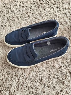 Girls Size 2 stylish BLUE shoes...In EXCELLENT CONDITION 