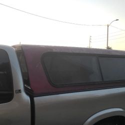 Camper fibra de vidrio con ventana corrediza y tiene tela mosquetera en las ventanas de alado lus de stop en parte tracera y tapizado por dentro   