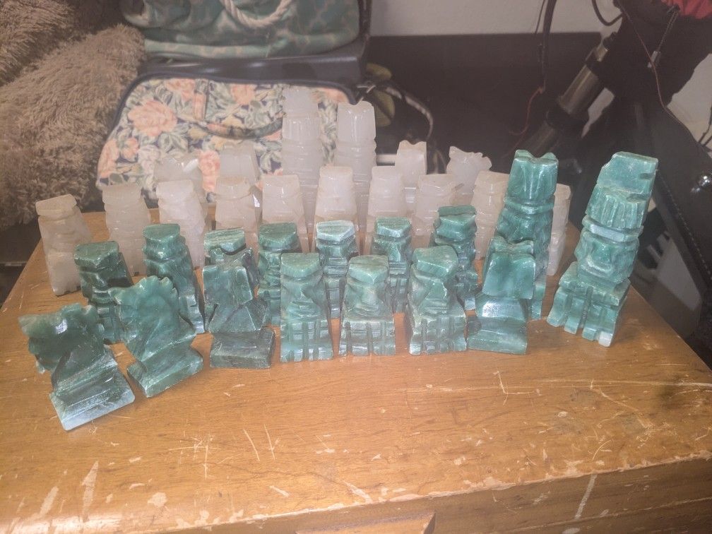 Vintage hand Carved Aztec chess set rare Marble, And Green & White onyx Set Of 32