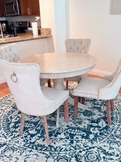 4 seater dining set.