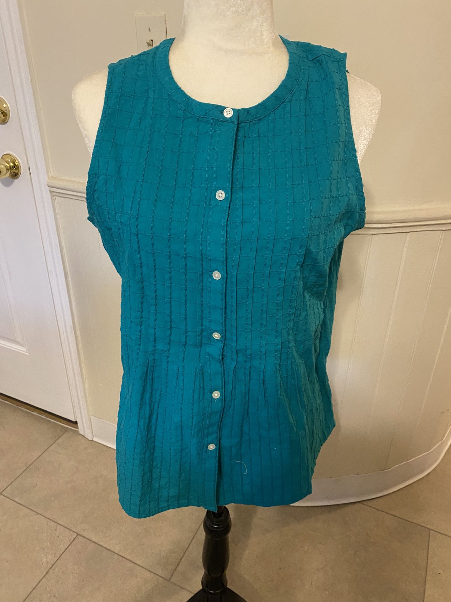NWT Loft Sleeveless Button Down Top Size Medium 