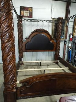Absolutely Beautiful King Bedroom Set by Ashley ( like new )