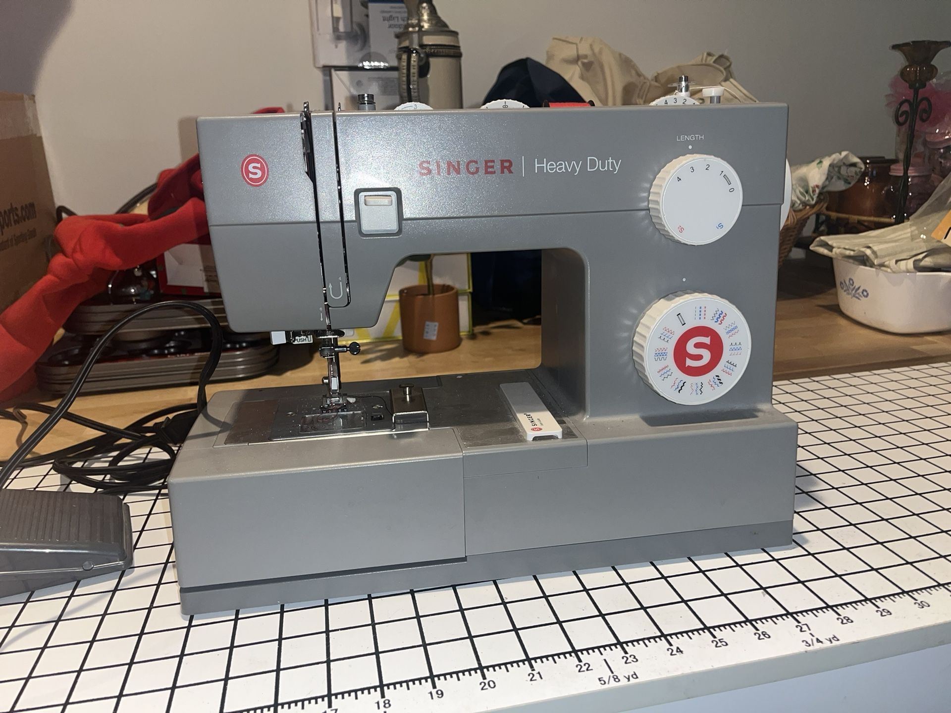 Singer Heavy Duty 4432 w/ Pressure Feet Kits.