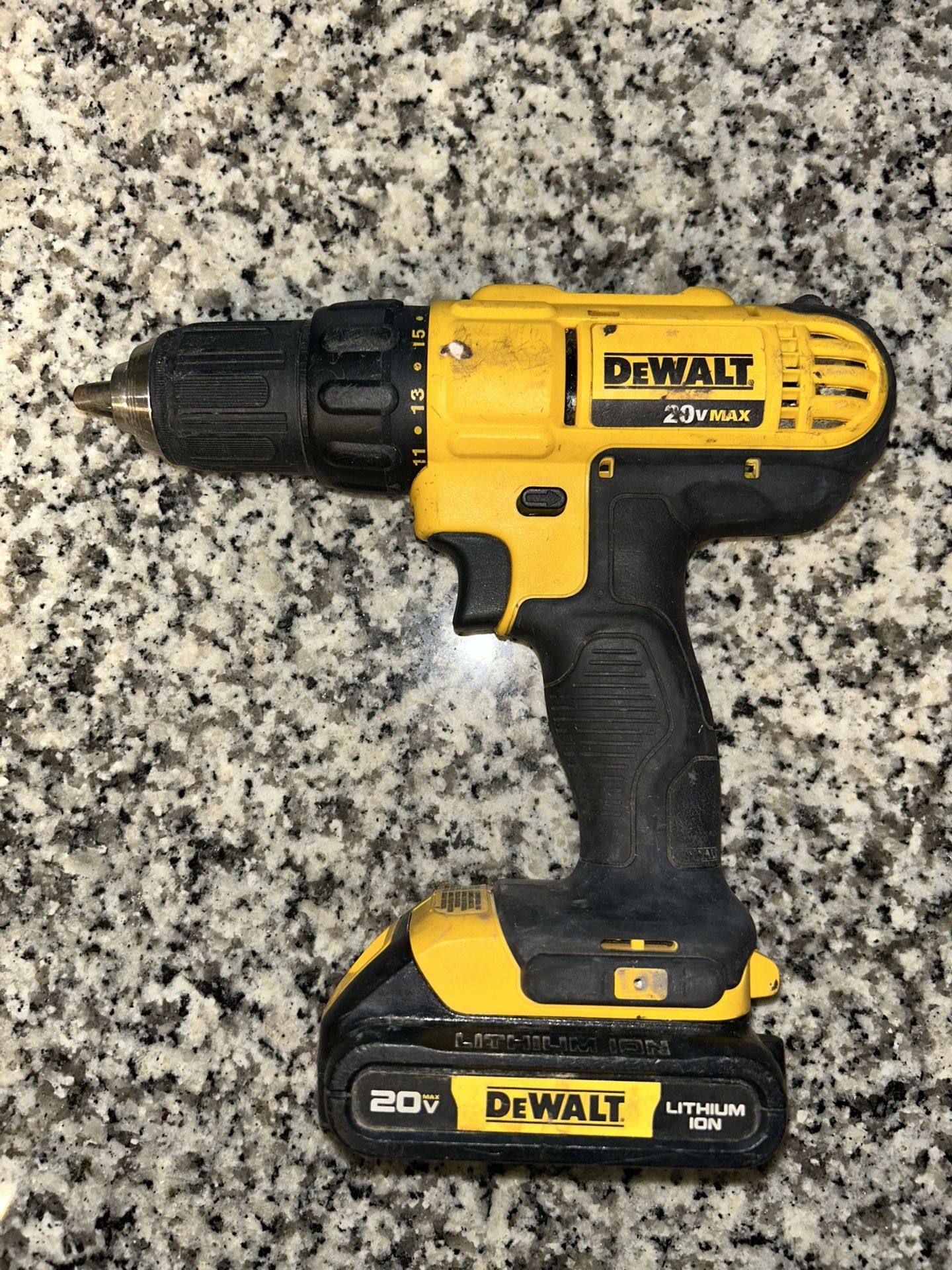 Dewalt DCD771 20V MAX Cordless Lithium-Ion Drill Driver w/Batt
