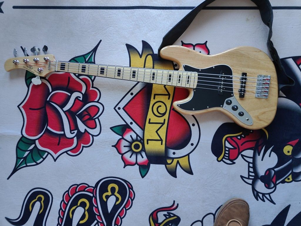 SX Ursa 5 String Bass Left