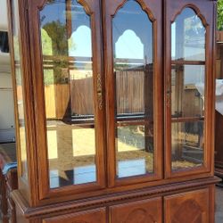 2 Piece China Cabinet Solid Wood In Great Condition End