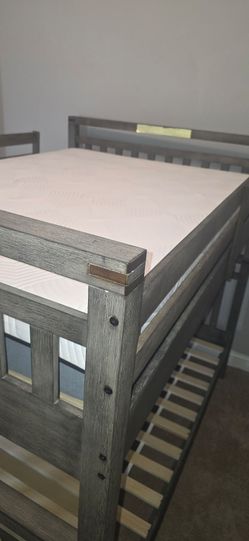 Bunk bed and trundle w/ x2 Full over Full