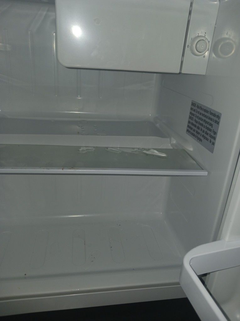 Frestec Mini Refrigerator