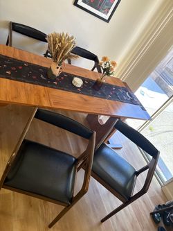 Set of 4 wood and cushioned dining chairs