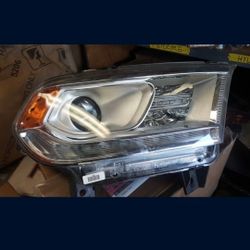 2014 Dodge Durango Right Headlight Assembly