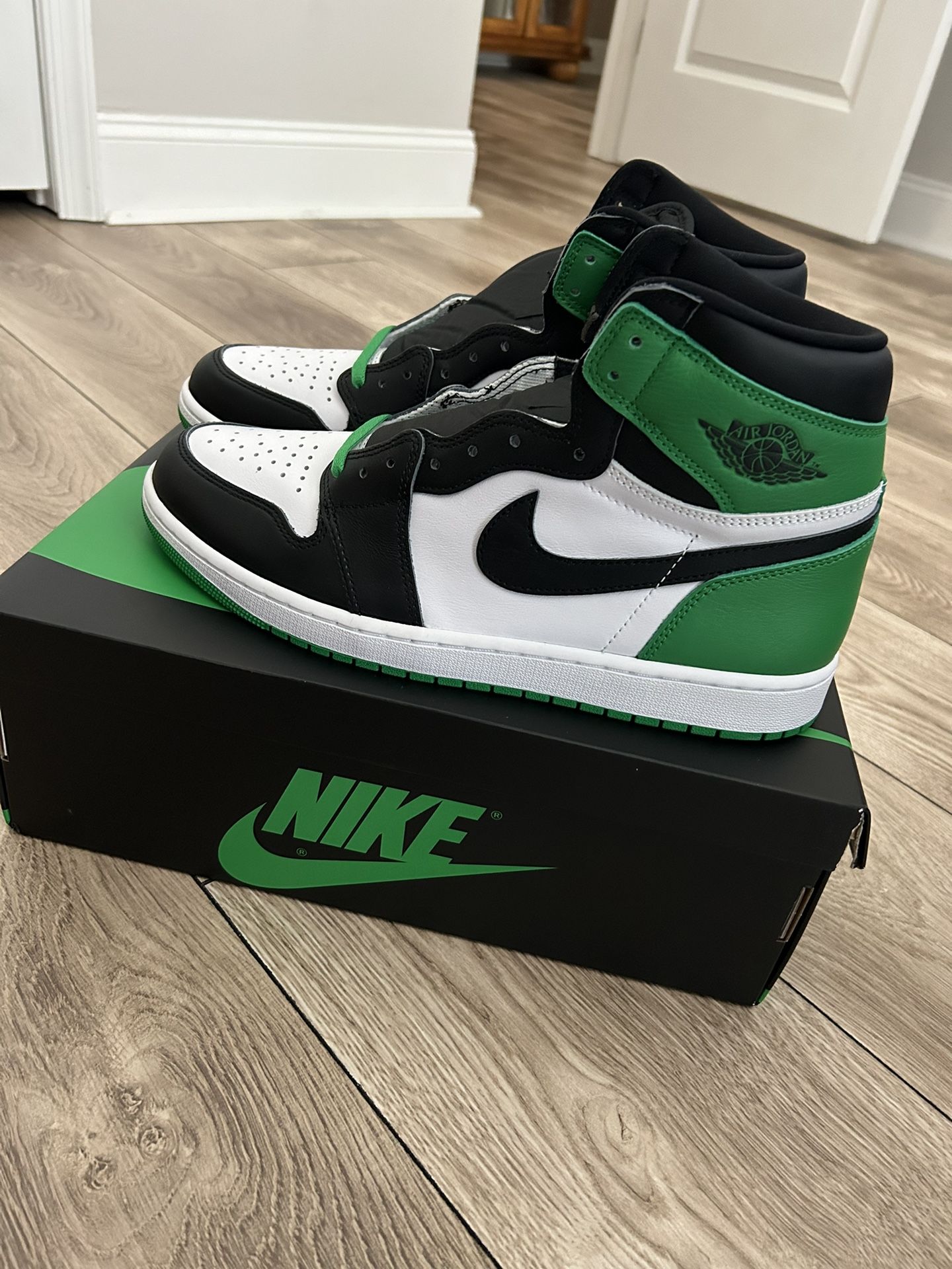 Air Jordan 1 High (Lucky Green)