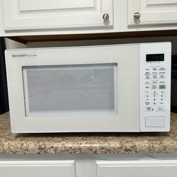 Sharp Carousel Microwave 1.4 cu. ft. 1000W model SMC1441KW