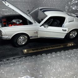 1:18 Shelby GT500KR 1968 Diecast – White w/ Blue Stripes