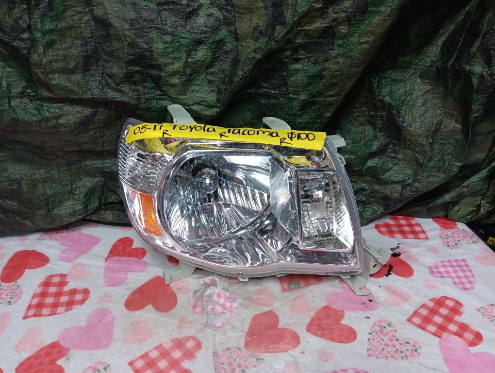 2005-11 Toyota Tacoma Right Headlight