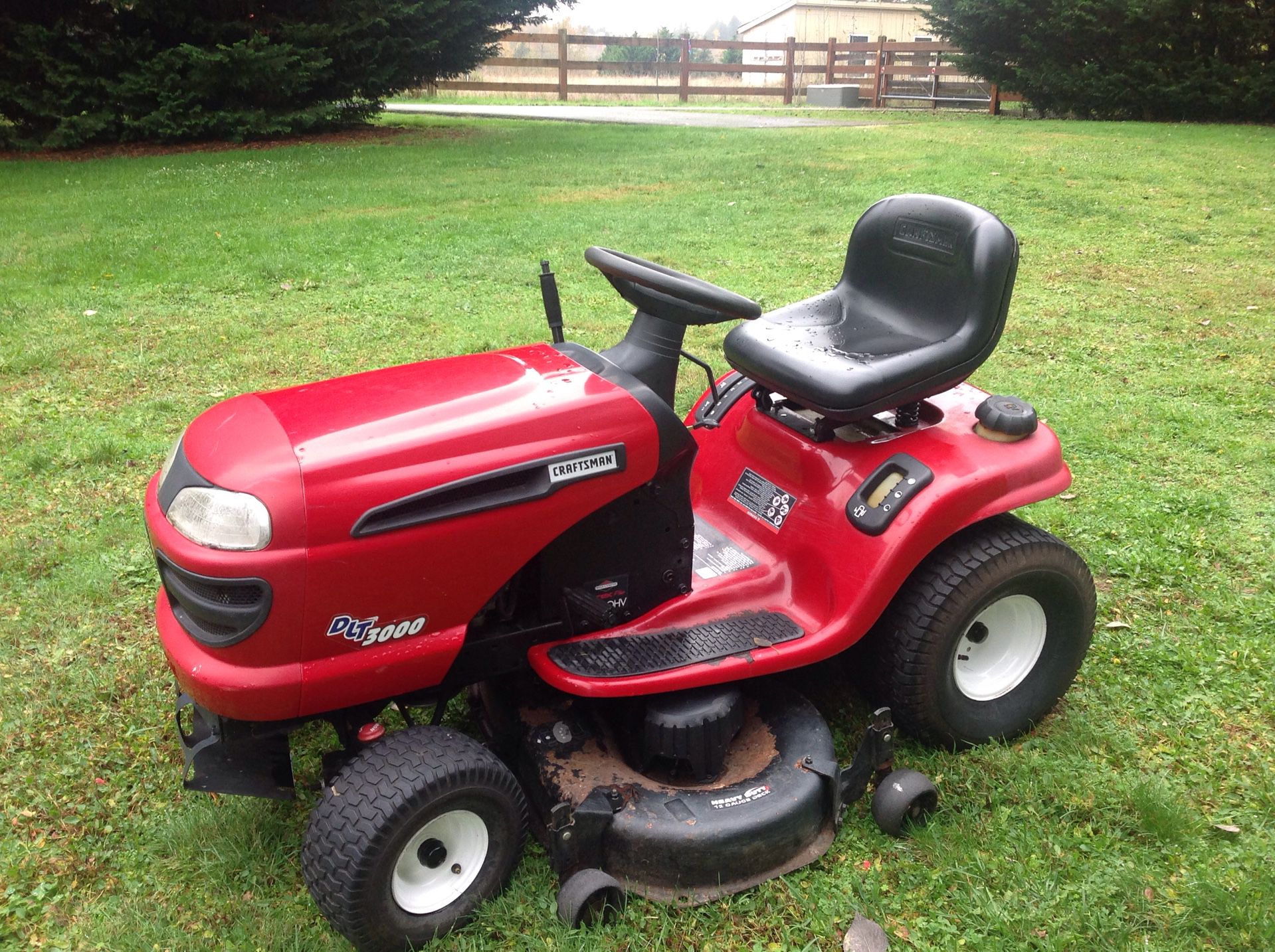 Craftsman riding lawnmower. Needs tuneup and possible carburetor.