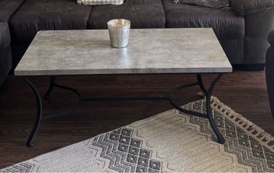 Beautiful coffee table with two matching end tables one small imperfection on the coffee table. Please see photo.