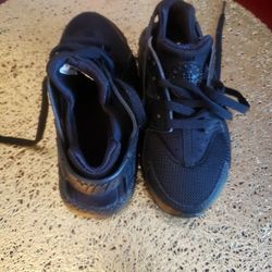 Kids Black Nike Hurraches Shoes