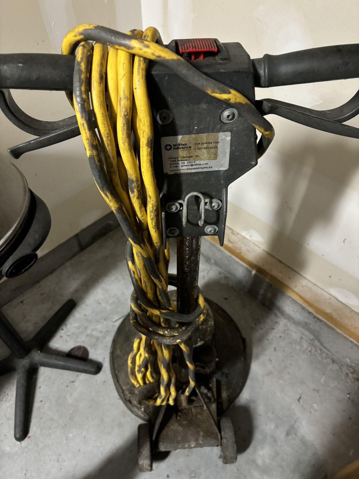 Nilfisk Advance Pacesetter 20TS Dual Speed Floor Buffer.