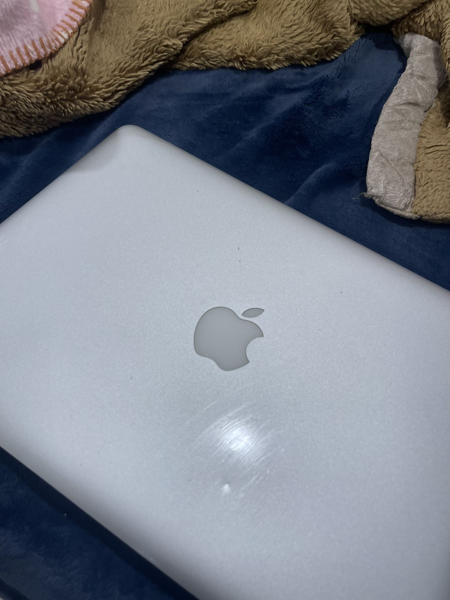 MACBOOK AIR