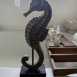 🌊 Coastal Seahorse Statue – Nautical Tabletop Decor